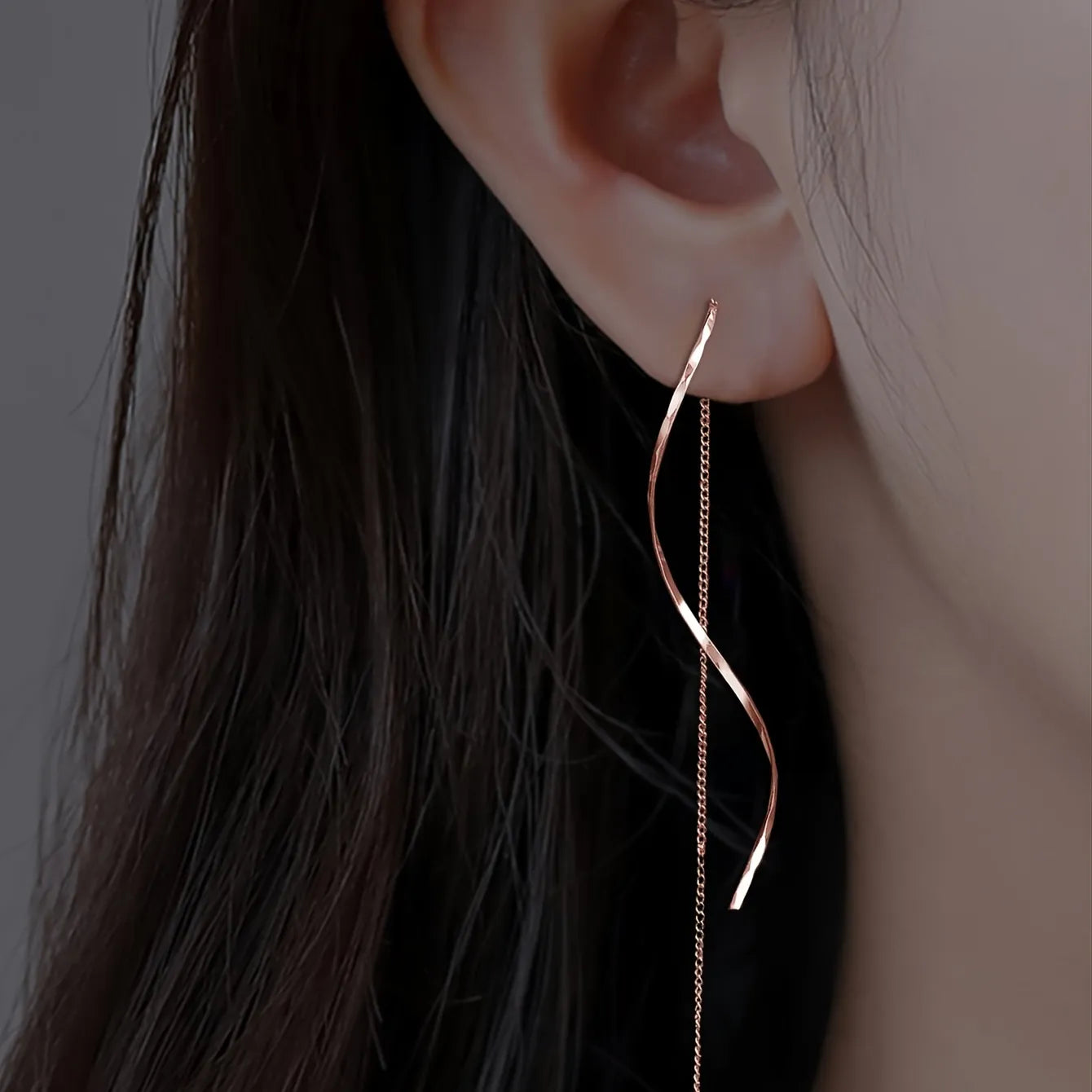 Pendientes Largos Dorados con Diseño Ondulado | Drai