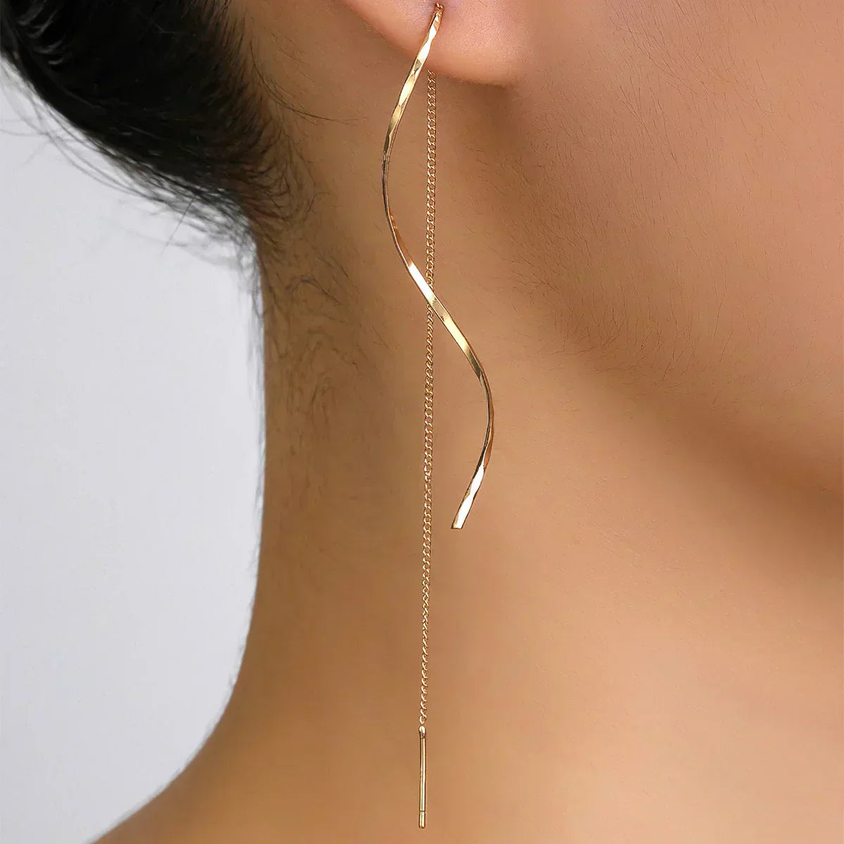 Pendientes Largos Dorados con Diseño Ondulado | Drai
