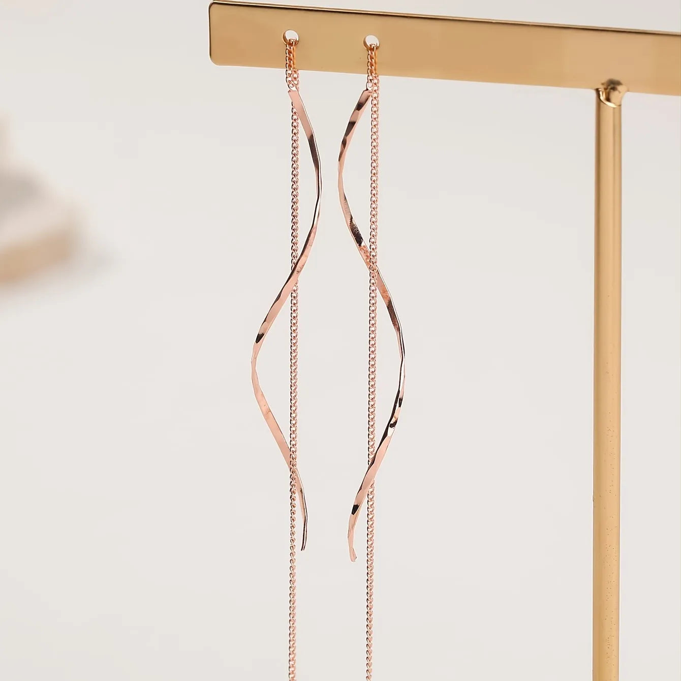 Pendientes Largos Dorados con Diseño Ondulado | Drai