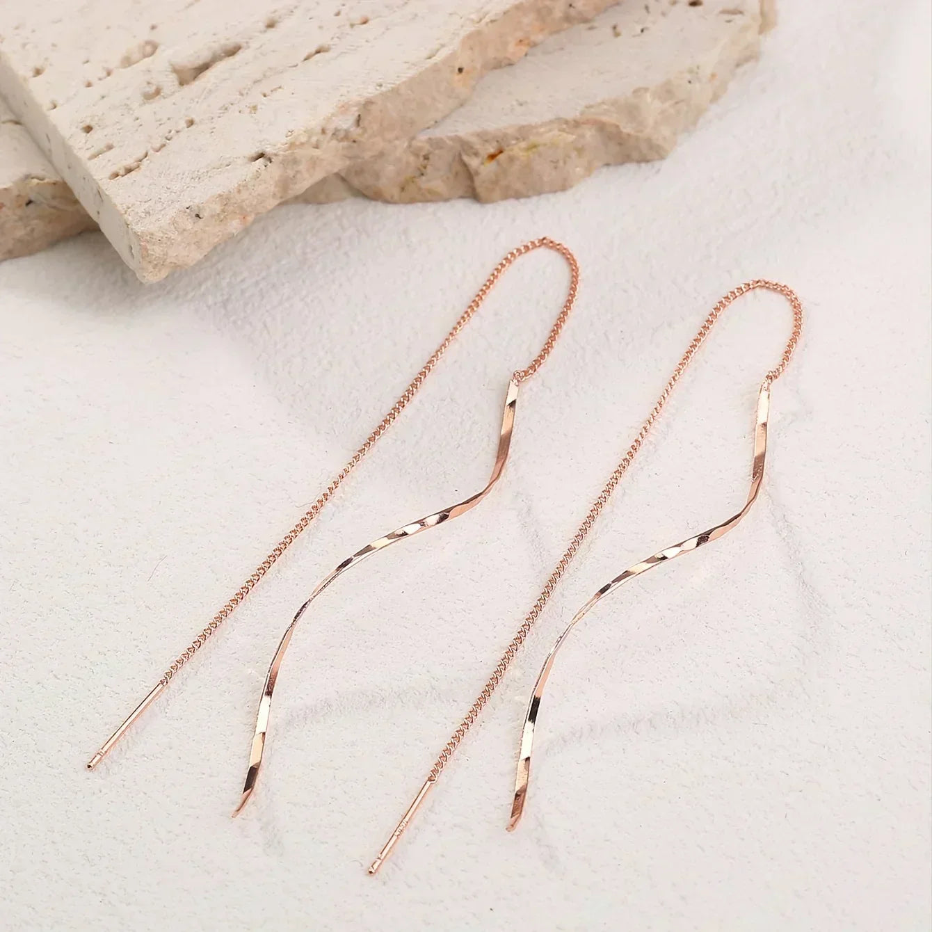 Pendientes Largos Dorados con Diseño Ondulado | Drai
