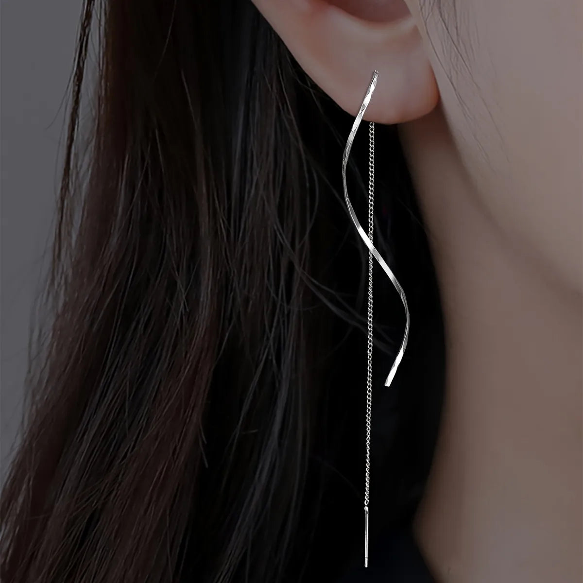 Pendientes Largos Dorados con Diseño Ondulado | Drai