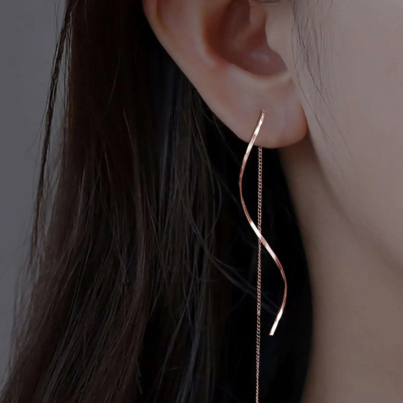 Pendientes Largos Dorados con Diseño Ondulado | Drai