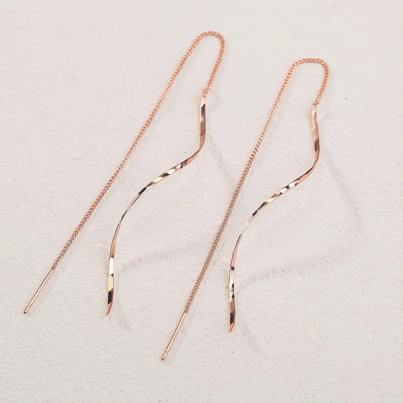Pendientes Largos Dorados con Diseño Ondulado | Drai